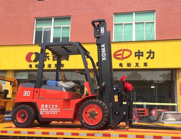 Effective Diesel Powered Forklift , High Reach Forklift 3000kg Loading Capacity