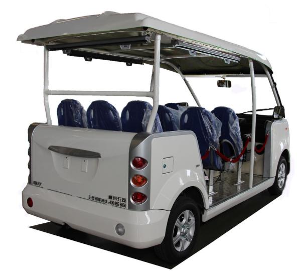 Une voiture électrique à 8 places utilisée dans le parc d'usine