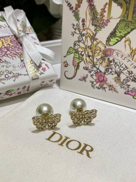 Butterfly Luxury Pearl Earrings Sophisticated With 18mm Hollow Carved Design