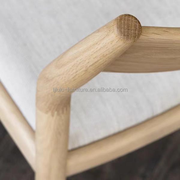 Silla de comedor de madera sólida con cojín cómodo en la naturaleza colores populares para restaurante contemporáneo