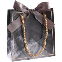 Bolso de compras de luxo dobrável com logotipo personalizado, bolsa de presente de papel preto com fita