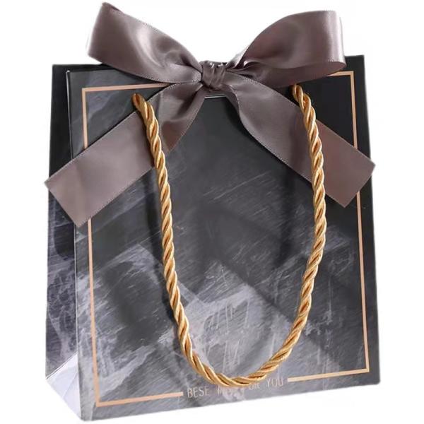 Bolso de compras de luxo dobrável com logotipo personalizado, bolsa de presente de papel preto com fita