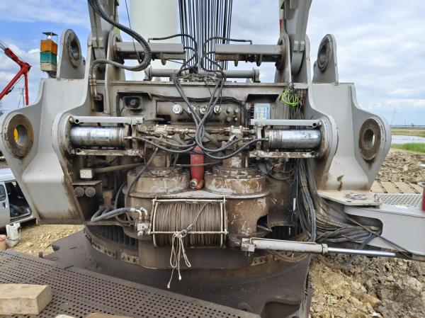 2020 Sany Used Crawler Crane, The ZCC9800W, Has A Main Boom Of 159 Meters And A 7meter Boom, A 270-Ton Mainframe Counterweight, And A 300-Ton Counterweight. It Has A Run Time Of 1,700 Hours And Is In