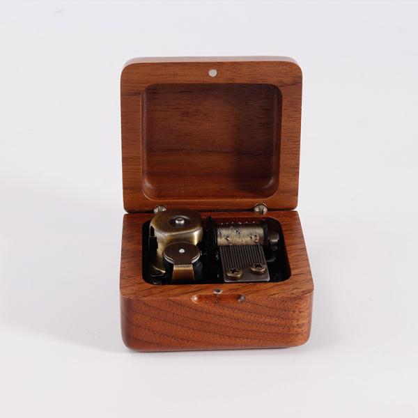 Caja de música de madera de nuez negra Castillo en el cielo adornos artesanías regalos regalos madera productos de madera OEM personalizados