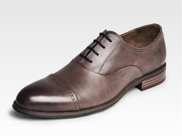 As sapatas de vestido redondas dos homens da forma do dedo do pé, atam acima sapatas do OEM Brown escuro Oxford
