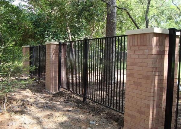 Residential Black 2.4m Tubular Metal Fencing Anti Rust Garden With Accessories