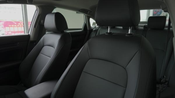 Carro da marca japonesa Honda Civic HATCHBACK 240TURBO CVT TOP Version Carros chineses Branco Preto