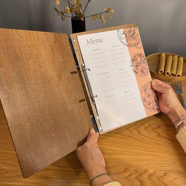 Couverture de menu en bois personnalisée pour restaurants - Bambou 12x9 pouces avec support gravé