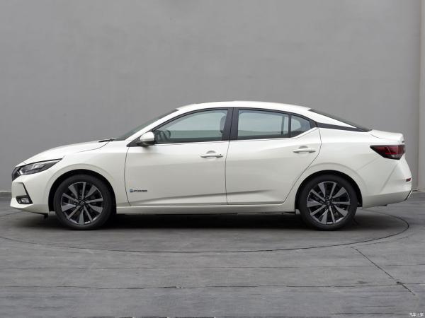 High Fuel Economy 7.2L/100km Nissan Automobile With 2.0L Engine Capacity