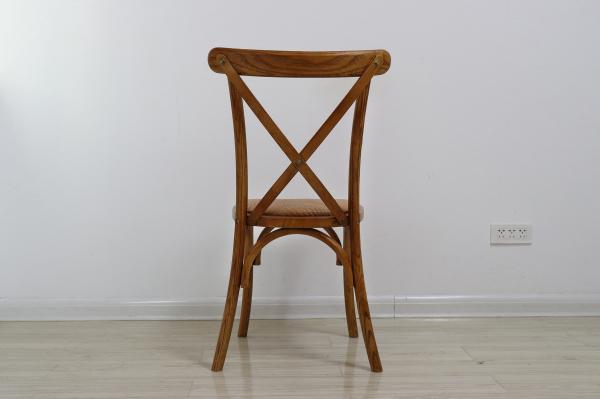 Emballage du courrier Chaises à dos croisé en bois pour le design antique dans les restaurants et les mariages
