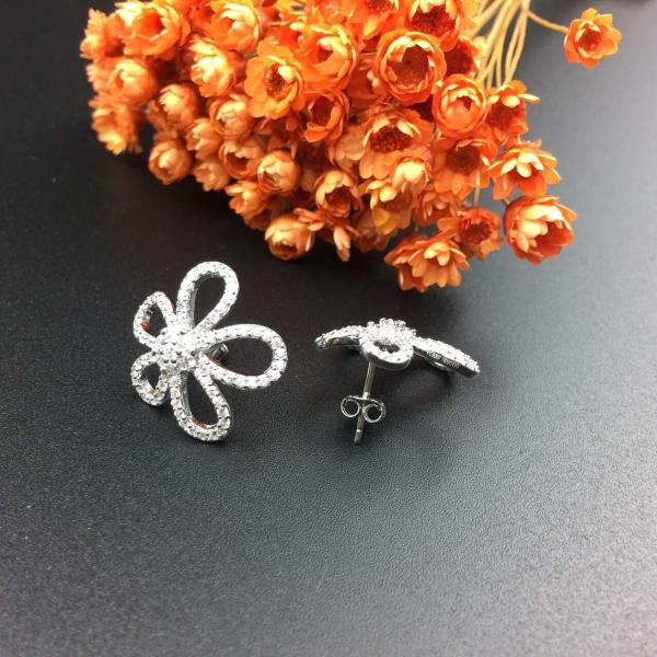 Van Cleef & Arpels 18K White Gold Diamond Flower Earring with Necklace Ring Jewelry Set