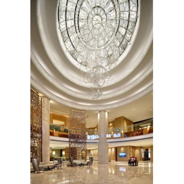 Внутреннее убранство Креативный зал Кристаллы Большие люстры Высокие места