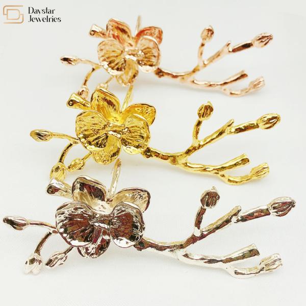 Кольца салфетки цветка цветения сливы металла для оформления обеденного стола