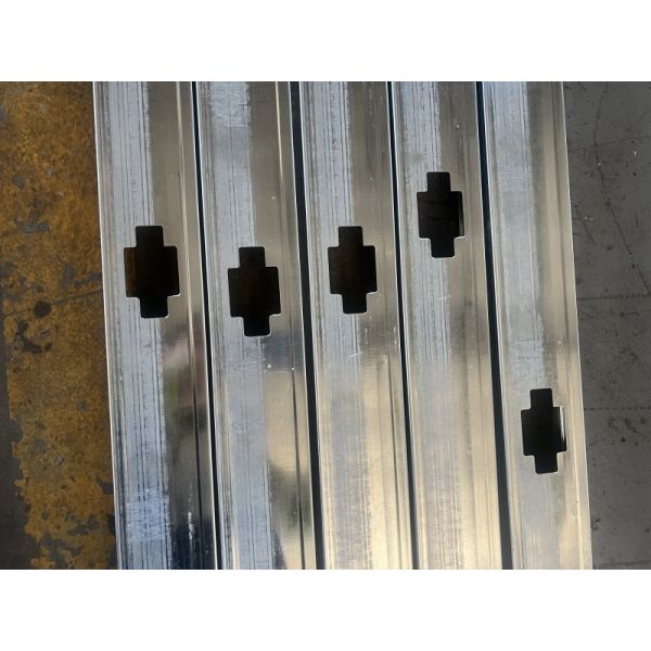 Máquina de conformado de rollos de paneles de yeso C U Poste Canall de alta velocidad con corte servo de 0,4-1,2 mm de espesor