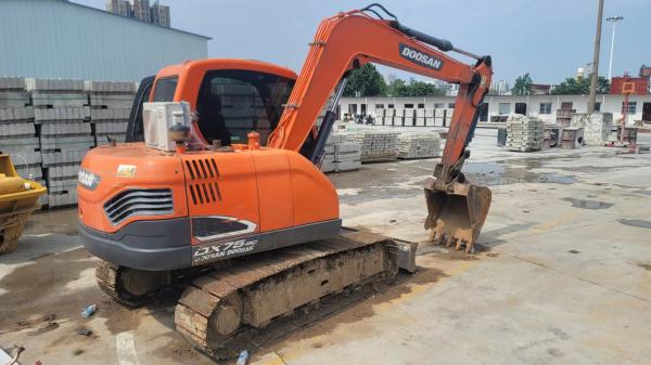 Excavadora DX75 usada, em segunda mão, sem pintura