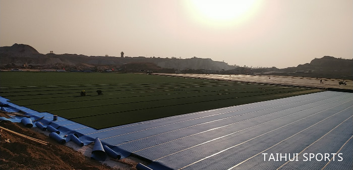 50 High Density crosslinked Artificial Turf Shock Pad Grass Carpet Weather Resistance Water Proof Various Thickness(图6) ФИФА предпочитает искусственный газовый ударный щит с ламинированной быстрой установкой 60 кг/м3