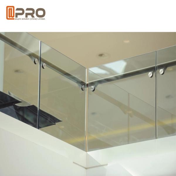 Limpando com jato de areia a balaustrada de alumínio inoxidável do metal da escada do plexiglás