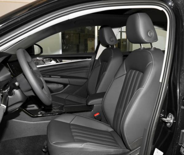 Sedan médio do assento da porta 5 do carro 280TSI 4 de Volkswagen Passat 2023