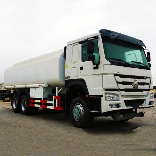 Os veículos com rodas do caminhão de petroleiro 10 da gasolina de Sinotruk HOWO 18000L com 12R22.5 cansam-se