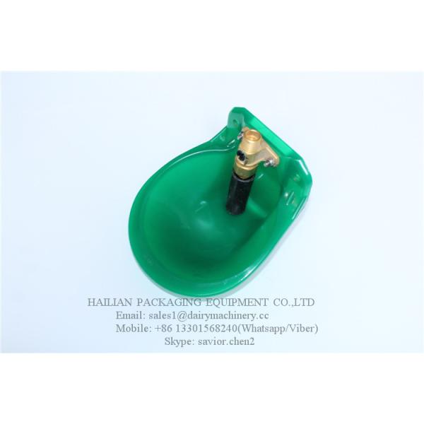 Шар прочной коровы воды козы выпивая, зеленые автоматические ватерерс ринва