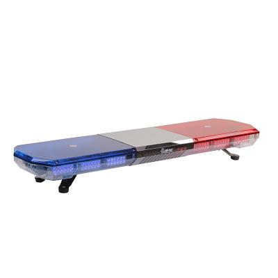 O veículo azul e vermelho conduziu a barra clara para o caminhão/carro de polícia/ambulância/sapador-bombeiro