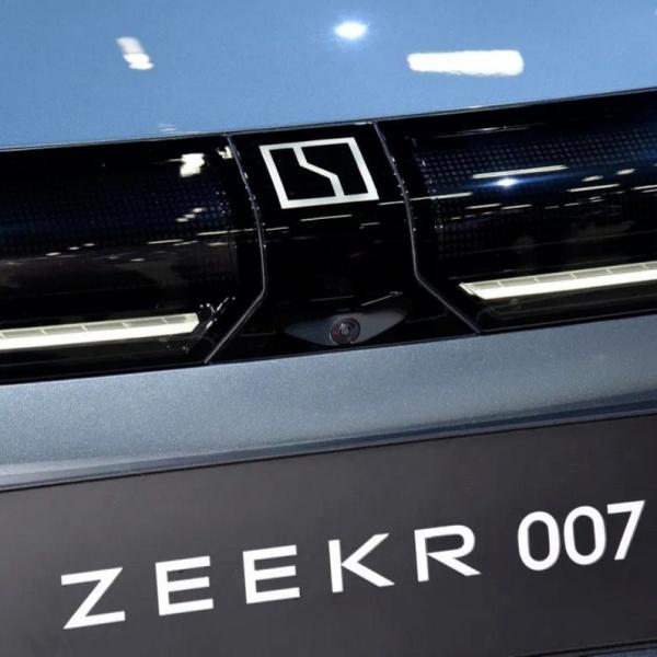 2024 Geely Zeekr 007 4WD High Speed Electric Car with Multi-Link Independent Suspension