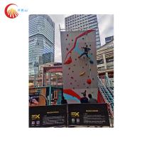 Apretones de la escalada de Bouldering del gimnasio del volumen que suben interior para la pared