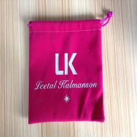 Les roses indien de 10 x de 15cm raffinent des sacs de cordon, poches blanches de cadeau de velours de logo