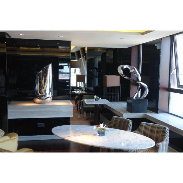 Stainless steel sculpture with mirror finish