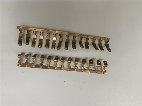 O metal que carimba as peças dos conectores põe o conector de carimbo contínuo da montagem fêmea