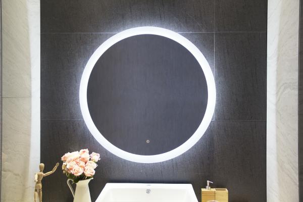 Miroir de douche anti-brouillard UL 200*200 mm équipé de lumière pour une expérience de bain luxueuse