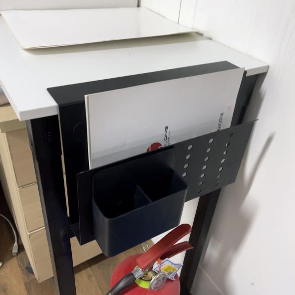 Металлический держатель с креплением на рабочем столе для организации шнура под рабочим столом