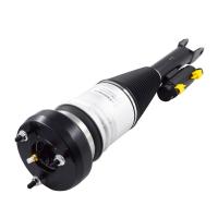 A parte dianteira da C-classe de Mercedes-Benz w205 saiu de choque 2053204768 da suspensão do ar