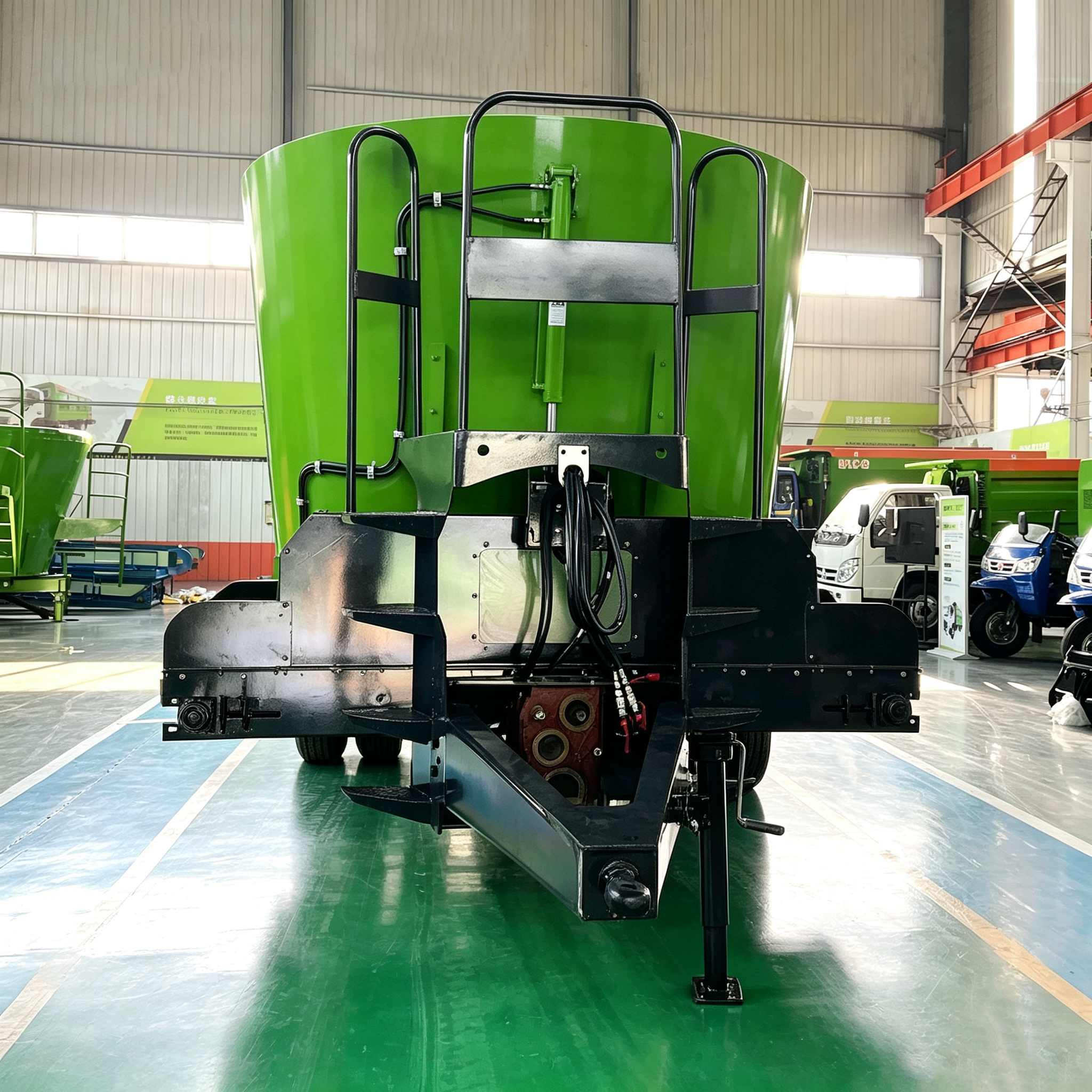 Electric Vertical Auger TMR Feed Mixer Manganese Steel Blade For Forage Cutting