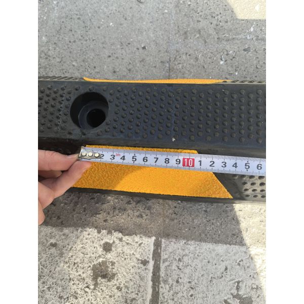 Rubber Wheel Stopper for Driveway and Truck Parking Speed Bump