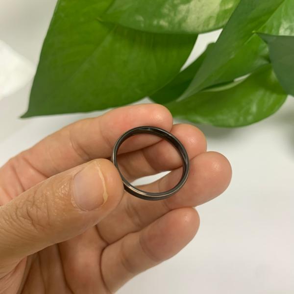 Fabrica mayorista de Anillos de bodas de zirconio y titanio negro y gris y joyas para hombres sin desvanecimiento Anillos de bodas para hombres
