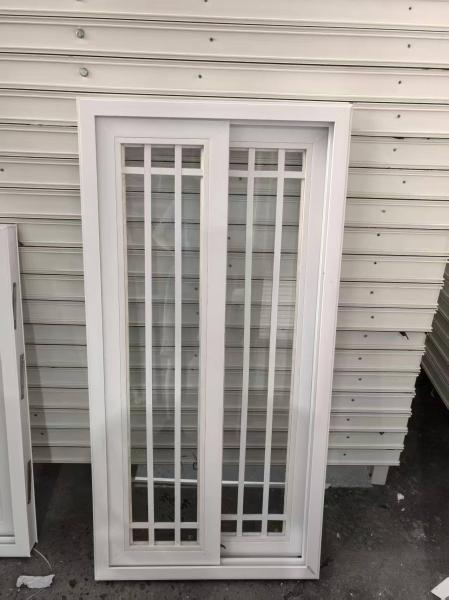 Fenêtre coulissante en PVC avec verre trempé et écran en fibre