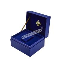 Une boîte cadeau bleue stylée pour montres intelligentes