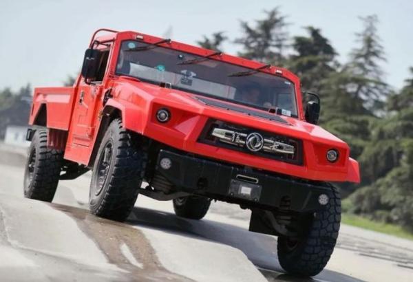 Red Mengshi SUV Sport Utility Vehicle 4WD And 250Nm Torque  Tough Terrain