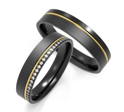 Rings en or noir alliage de titane avec or placé dans un anneau de zircon