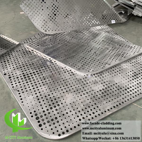 Система фасада металлических листов золотистого цвета с перфорацией из алюминиевого сплава толщиной 3 мм