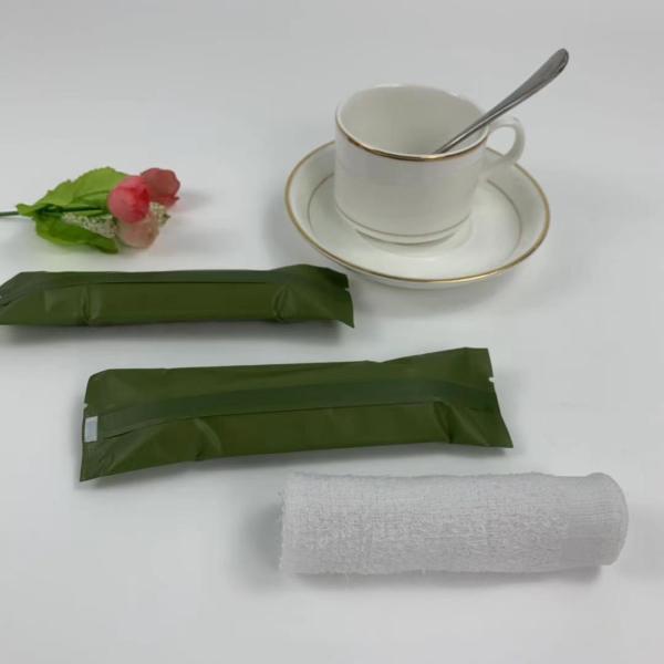 Индивидуал упаковал надушенное полотенце Oshibori авиакомпании