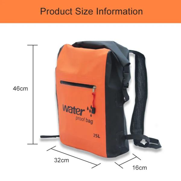 Плавая располагаясь лагерем плавая сухой водоустойчивый рюкзак кладет на открытом воздухе портативную машинку в мешки