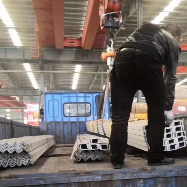 Hot Rolled 304 Stainless Steel Angle Bar and Channel Bar 30*30-100*100mm for Transmission Tower