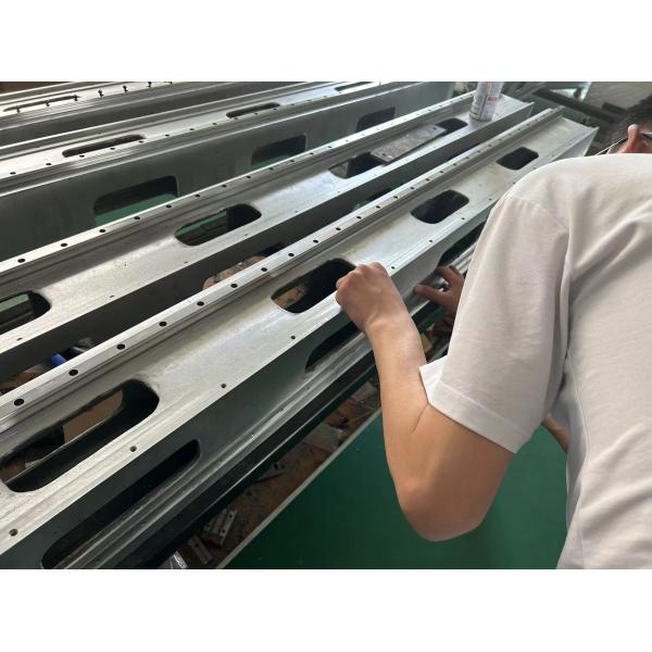 Raytools Laser Head Metal Stainless Steel Tube and Iron Sheet Automatic Closed Fiber Laser Cutting Machine