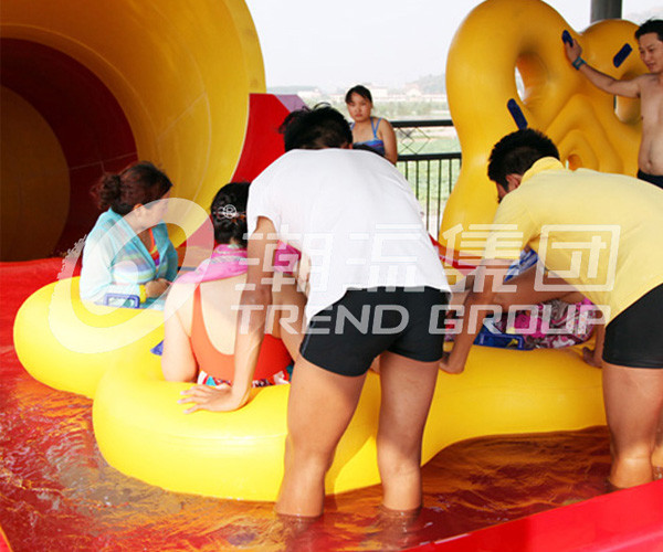 Оборудование спортивной площадки смешных игр скольжения воды торнадоа семьи напольное