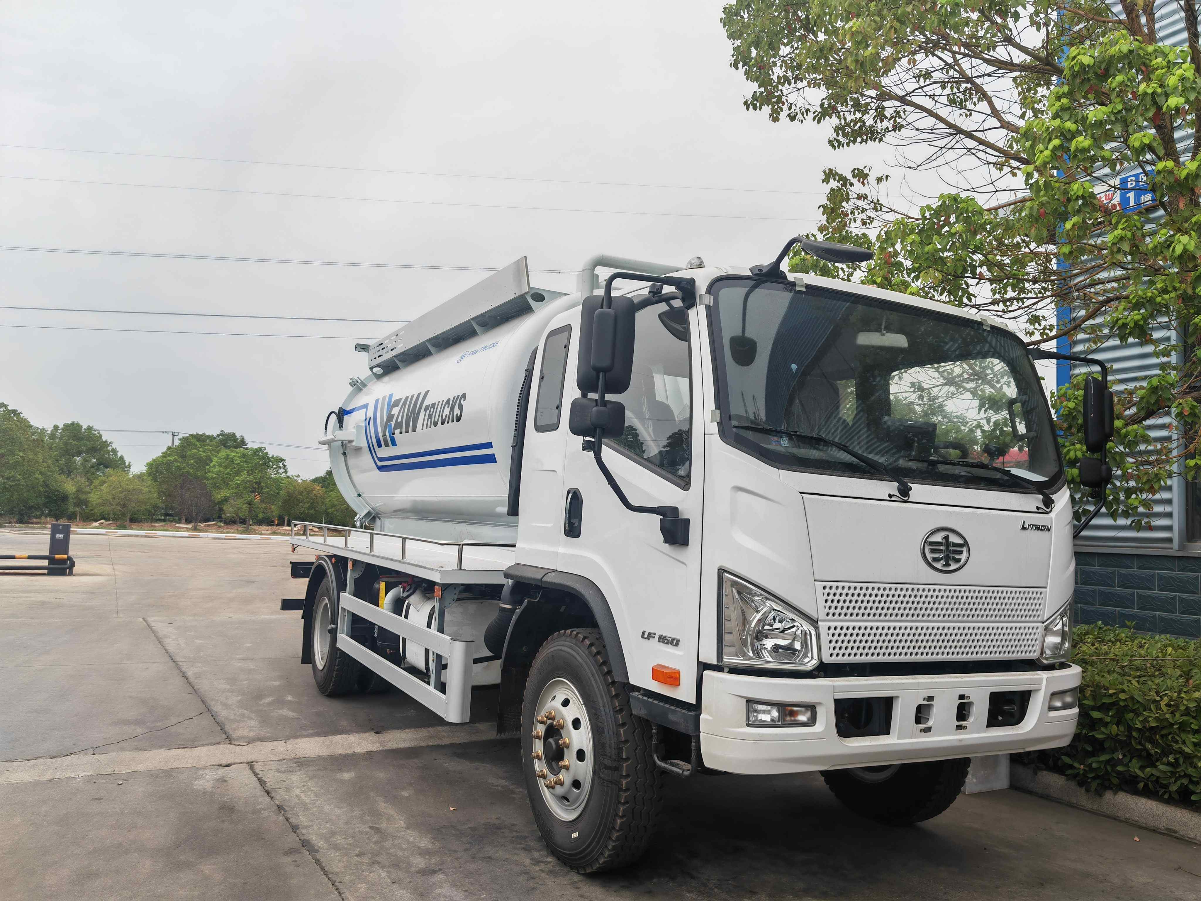 FAW 4x2 Vacuum Sewage Suction Truck | Septic Tanker