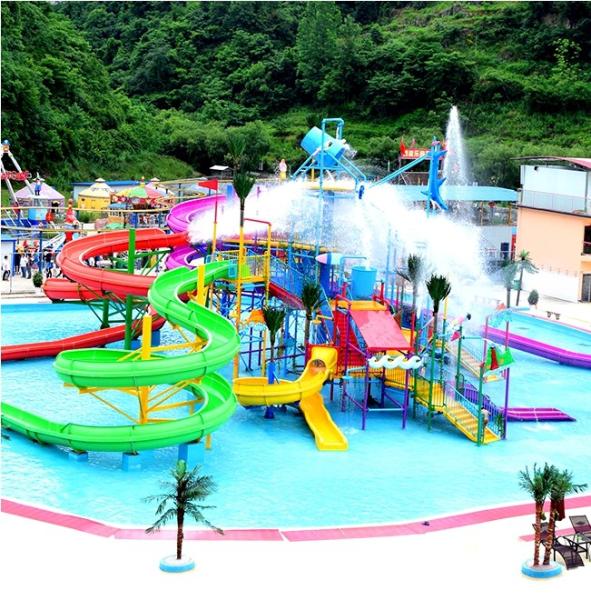 Weather Proof Outdoor Water Play Equipment Outside Water Park For Families