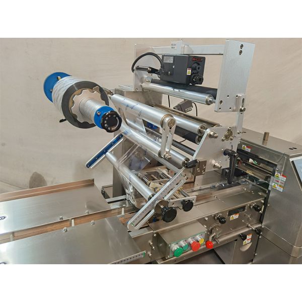 High speed soft and hard biscuit with cream or without cream flow packing machine