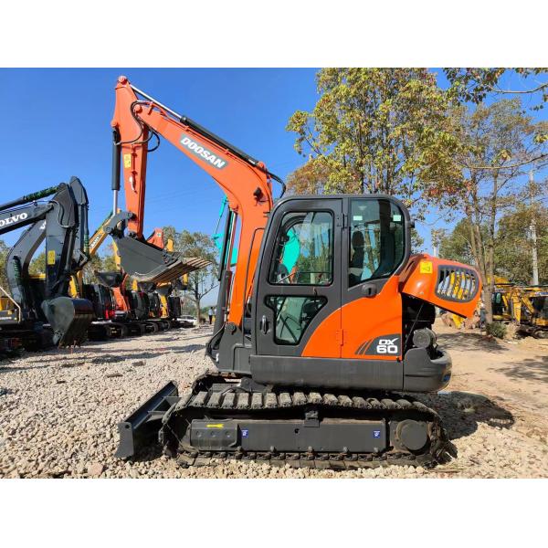 Высокопроизводительный экскаватор Doosan, оснащенный мощным двигателем и гидравлической системой